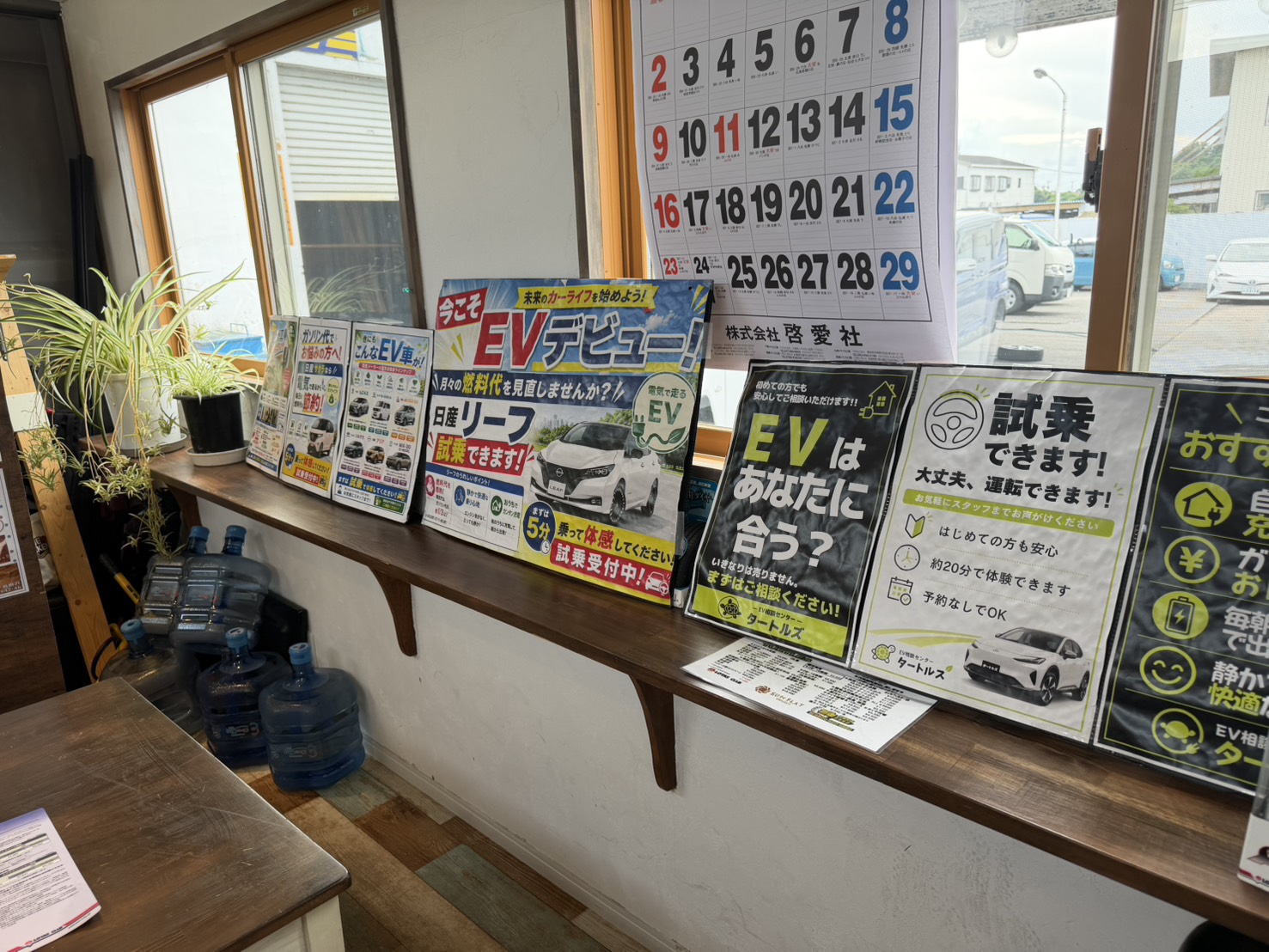 店内のカウンター。EVの試乗案内やEVの説明ポスターが並んでいる